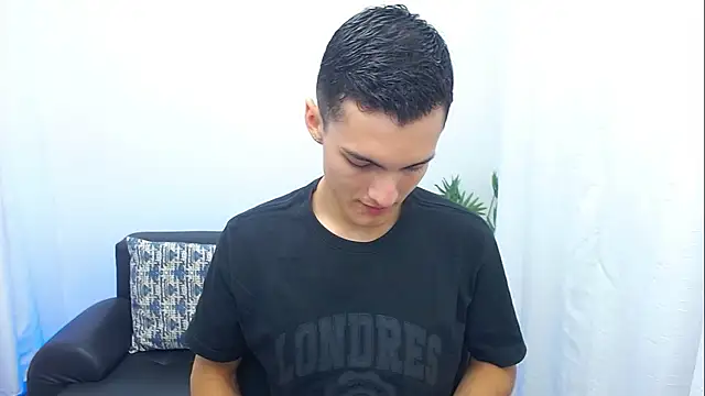 Snapshot of Matiius18 chatting on December 15, 2025, 1:50 pm Matiius18 online show from December 15, 2025, 1:50 pm