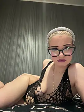 Snapshot of Larra69 chatting on June 22, 2026, 6:05 pm Larra69 online show from June 22, 2026, 6:05 pm