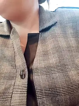 Snapshot of Uzhili chatting on October 29, 2025, 12:04 pm Uzhili online show from October 29, 2025, 12:04 pm