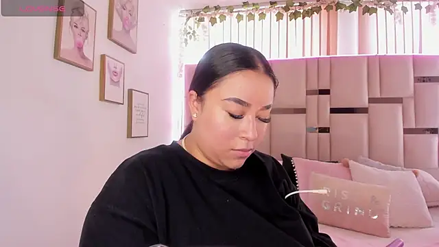 Snapshot of Zoey_thompson chatting on November 30, 2025, 3:35 pm Zoey thompson online show from November 30, 2025, 3:35 pm