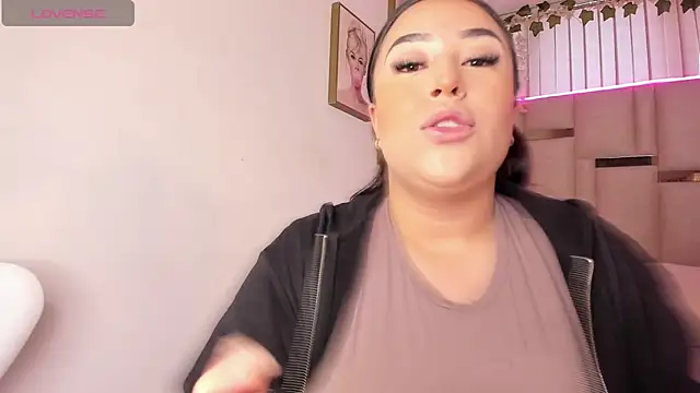 Snapshot of Zoey_thompson chatting on November 15, 2025, 8:24 pm Zoey thompson online show from November 15, 2025, 8:24 pm