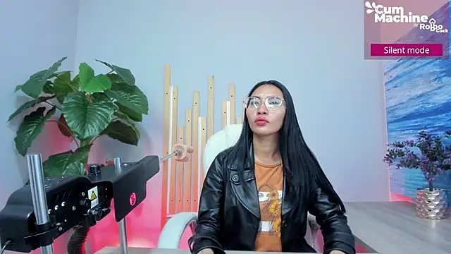 lucyy liiuu online show from September 18, 2025, 1:03 pm