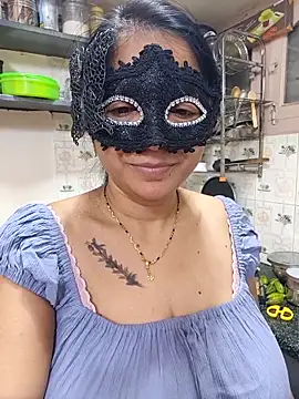Snapshot of Queen_Nightt chatting on December 19, 2025, 3:32 am Queen Nightt online show from December 19, 2025, 3:32 am