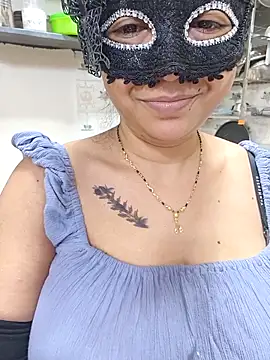 Snapshot of Queen_Nightt chatting on January 6, 2026, 3:32 am Queen Nightt online show from January 6, 2026, 3:32 am