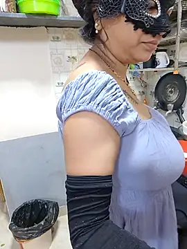 Snapshot of Queen_Nightt chatting on February 10, 2026, 3:27 am Queen Nightt online show from February 10, 2026, 3:27 am