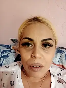 Snapshot of izauri2025 chatting on November 17, 2025, 6:45 pm izauri2025 online show from November 17, 2025, 6:45 pm