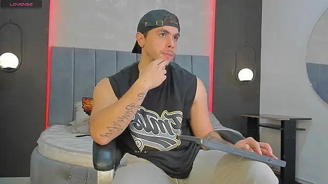 Liam walk  online show from March 4, 2026, 9:33 pm