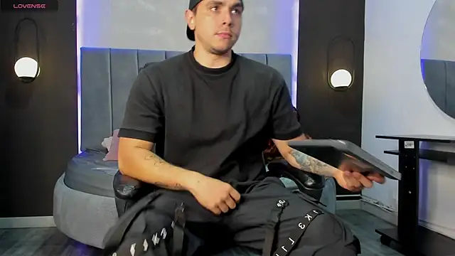 Liam walk  online show from September 12, 2025, 8:08 pm