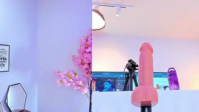 maily zanss online show from December 19, 2025, 7:38 pm