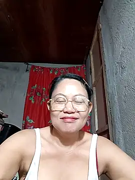 Snapshot of Everleigh_mom chatting on November 18, 2025, 8:01 pm Everleigh mom online show from November 18, 2025, 8:01 pm