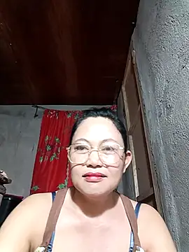 Snapshot of Everleigh_mom chatting on November 30, 2025, 8:20 pm Everleigh mom online show from November 30, 2025, 8:20 pm