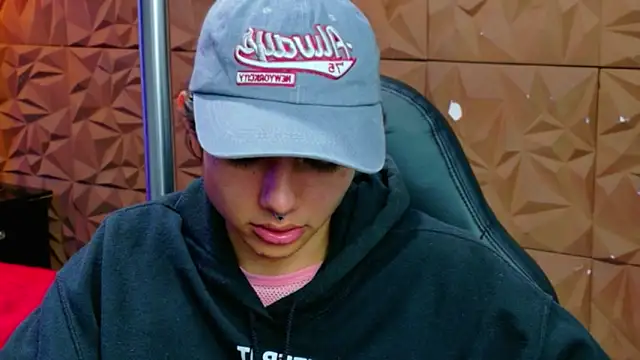 Snapshot of alandelrey57 chatting on February 24, 2026, 3:40 am alandelrey57 online show from February 24, 2026, 3:40 am