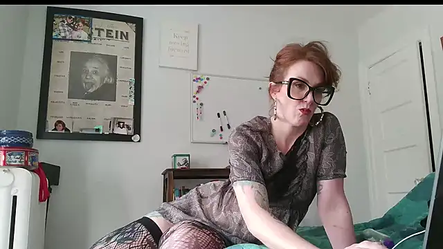 MamaFoxxx911 online show from November 21, 2025, 5:01 pm