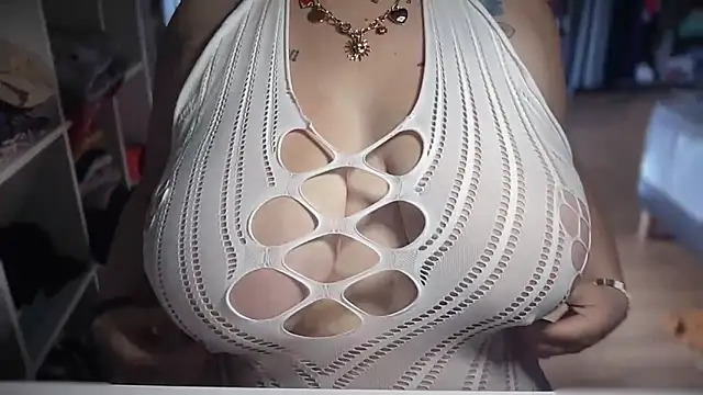 Snapshot of Bella_x69 chatting on October 21, 2025, 11:20 am Bella x69 online show from October 21, 2025, 11:20 am