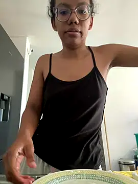 Snapshot of Valen1800 chatting on December 21, 2025, 6:42 pm Valen1800 online show from December 21, 2025, 6:42 pm