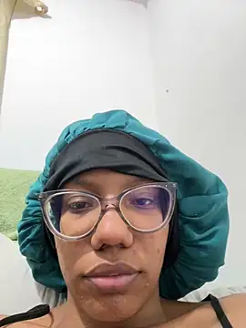 Snapshot of Valen1800 chatting on December 21, 2025, 2:57 am Valen1800 online show from December 21, 2025, 2:57 am