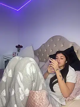 Snapshot of naughtybella05 chatting on November 14, 2025, 10:52 am naughtybella05 online show from November 14, 2025, 10:52 am