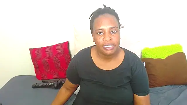 Snapshot of QueenRomaxx1 chatting on November 9, 2025, 4:33 pm QueenRomaxx1 online show from November 9, 2025, 4:33 pm