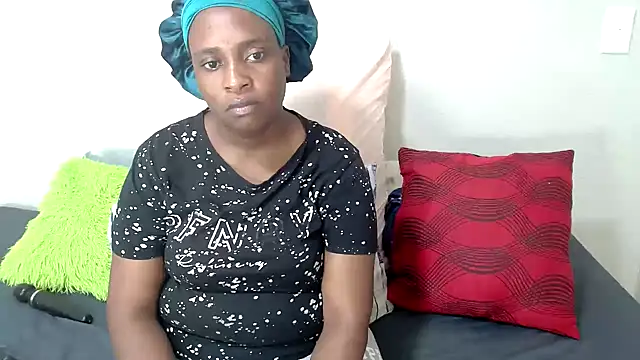 Snapshot of QueenRomaxx1 chatting on October 19, 2025, 12:41 pm QueenRomaxx1 online show from October 19, 2025, 12:41 pm