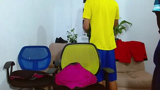 Snapshot of skinny23cm chatting on February 7, 2026, 1:52 pm skinny23cm online show from February 7, 2026, 1:52 pm