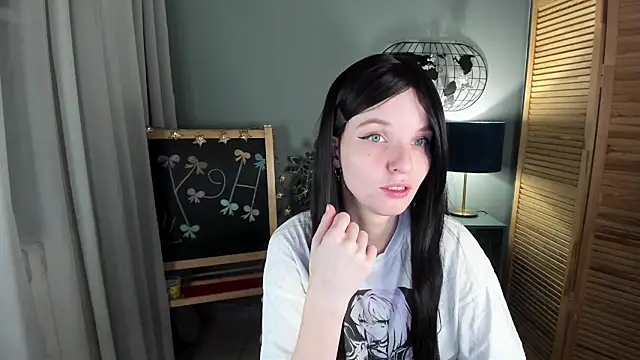 Snapshot of Madelaineses chatting on November 18, 2025, 9:34 am Madelaineses online show from November 18, 2025, 9:34 am