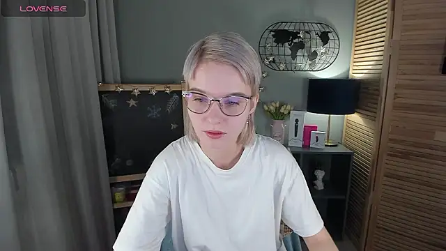 Snapshot of Madelaineses chatting on January 14, 2026, 11:03 am Madelaineses online show from January 14, 2026, 11:03 am