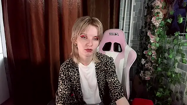 Snapshot of Madelaineses chatting on May 24, 2026, 2:33 am Madelaineses online show from May 24, 2026, 2:33 am