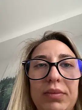 Snapshot of Celine_charme chatting on October 16, 2025, 6:10 am Celine charme online show from October 16, 2025, 6:10 am