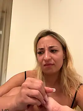Snapshot of Celine_charme chatting on September 21, 2025, 2:06 am Celine charme online show from September 21, 2025, 2:06 am