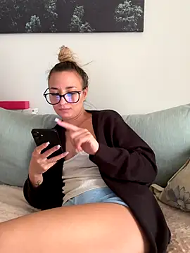 Snapshot of Celine_charme chatting on October 14, 2025, 2:28 pm Celine charme online show from October 14, 2025, 2:28 pm