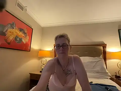 Snapshot of Curvy-Jinx chatting on April 18, 2026, 7:29 pm Curvy-Jinx online show from April 18, 2026, 7:29 pm