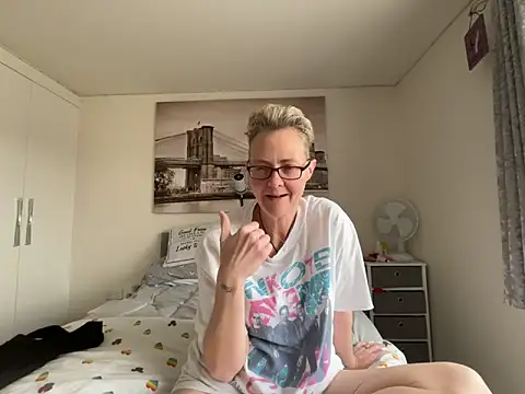 Snapshot of Curvy-Jinx chatting on April 17, 2026, 7:33 am Curvy-Jinx online show from April 17, 2026, 7:33 am