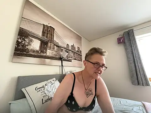 Curvy-Jinx online show from June 30, 2026, 12:38 pm
