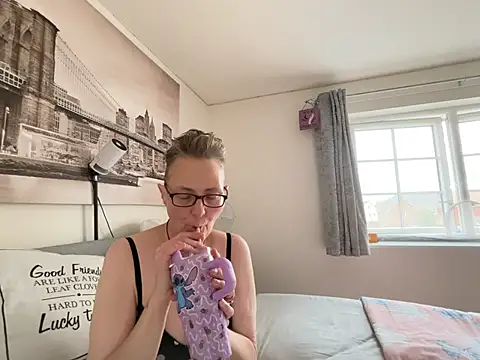 Curvy-Jinx online show from July 5, 2026, 9:49 am