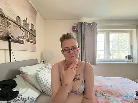 Curvy-Jinx online show from July 11, 2026, 10:48 am