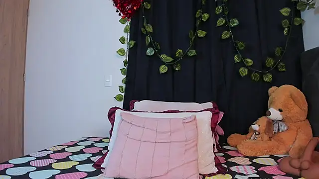 Snapshot of Delilah_85 chatting on October 15, 2025, 10:51 pm Delilah 85 online show from October 15, 2025, 10:51 pm