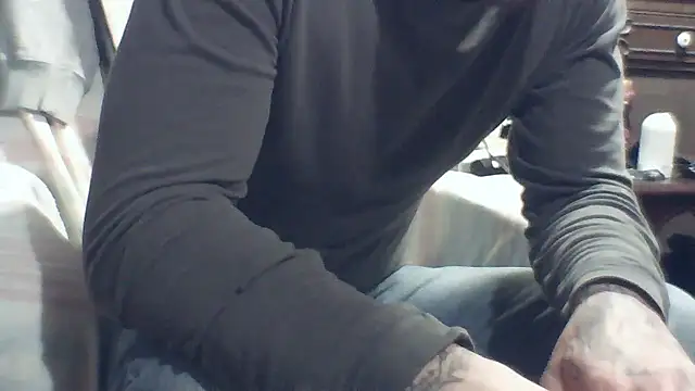 Snapshot of Luv2SuckBWC92 chatting on January 15, 2026, 4:05 am Luv2SuckBWC92 online show from January 15, 2026, 4:05 am