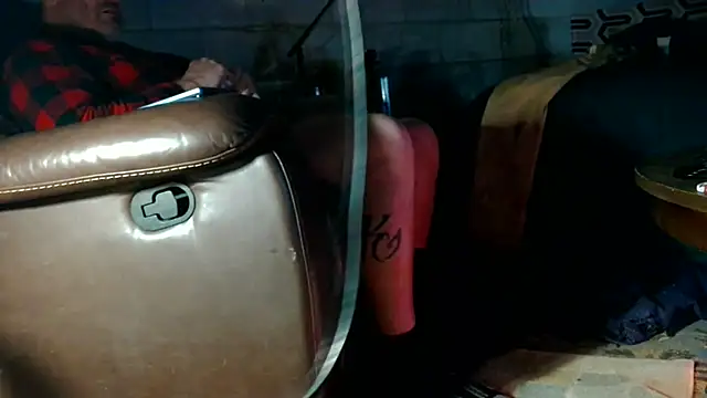 Snapshot of Luv2SuckBWC92 chatting on December 18, 2025, 3:05 pm Luv2SuckBWC92 online show from December 18, 2025, 3:05 pm