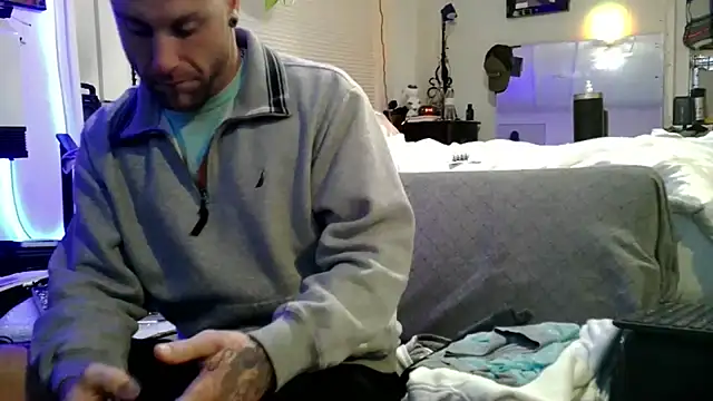 Snapshot of Luv2SuckBWC92 chatting on November 29, 2025, 2:44 am Luv2SuckBWC92 online show from November 29, 2025, 2:44 am