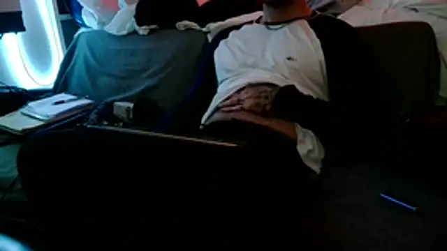 Snapshot of Luv2SuckBWC92 chatting on December 4, 2025, 5:50 am Luv2SuckBWC92 online show from December 4, 2025, 5:50 am