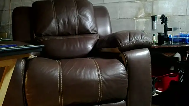 Snapshot of Luv2SuckBWC92 chatting on December 20, 2025, 4:04 am Luv2SuckBWC92 online show from December 20, 2025, 4:04 am