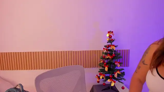 Snapshot of OliviaSweett chatting on December 14, 2025, 7:08 pm OliviaSweett online show from December 14, 2025, 7:08 pm