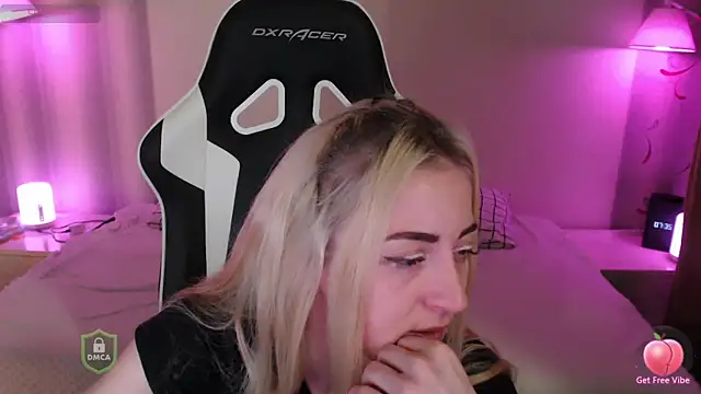 Snapshot of space_danger chatting on November 30, 2025, 4:35 am space danger online show from November 30, 2025, 4:35 am