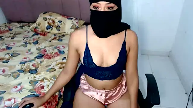 Snapshot of Layla_Noor chatting on July 2, 2026, 5:35 am Layla Noor online show from July 2, 2026, 5:35 am