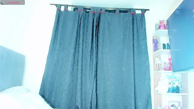 Snapshot of crisbunny_x chatting on November 12, 2025, 4:05 am crisbunny x online show from November 12, 2025, 4:05 am