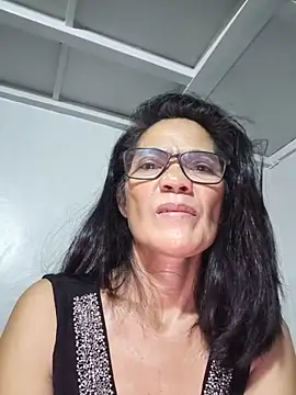 Snapshot of ImYourWoman_55 chatting on May 17, 2026, 10:21 pm ImYourWoman 55 online show from May 17, 2026, 10:21 pm