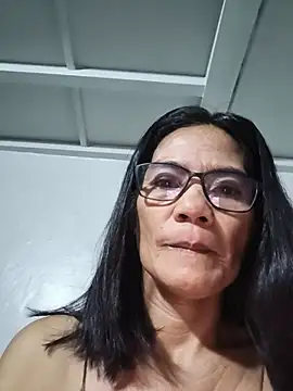 Snapshot of ImYourWoman_55 chatting on May 9, 2026, 9:18 pm ImYourWoman 55 online show from May 9, 2026, 9:18 pm