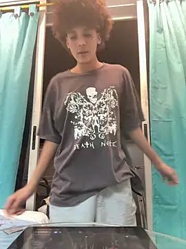 Snapshot of Max_Rain chatting on July 14, 2026, 2:05 am Max Rain online show from July 14, 2026, 2:05 am