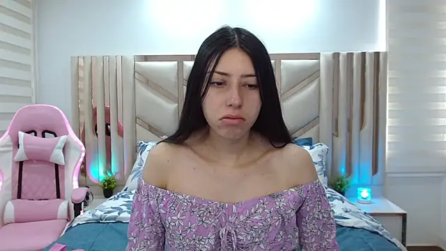 Snapshot of violett_star1 chatting on December 22, 2025, 2:17 pm violett star1 online show from December 22, 2025, 2:17 pm