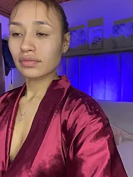 juliana-mancini online show from September 30, 2025, 6:03 pm